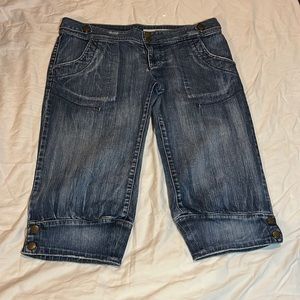 Women’s DKNY Cuffed-Style Denim Capris Size 13